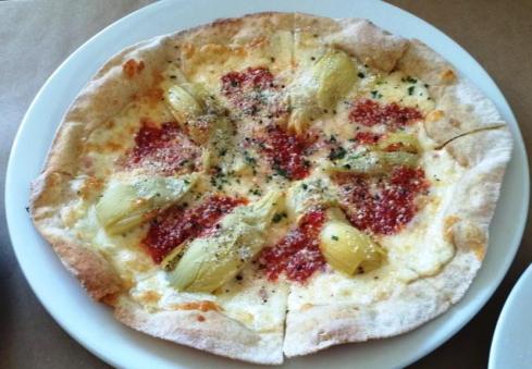 "Pizzetta Mescolanza" (mozzarella, gorgonzola, prosciutto, artichoke hearts, tomato sauce)